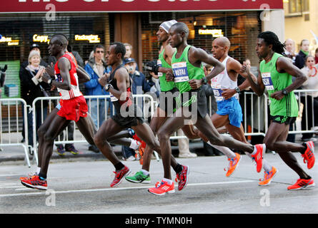 Les coureurs d'élite hommes passent par l'arrondissement de Brooklyn au cours de la 42e Marathon ING de New-York, le 6 novembre 2011 à New York. Une estimation 47 000 athlètes participent au cours de 26,2 km qui serpente à travers les cinq quartiers de la ville. UPI /Monika Graff. Banque D'Images