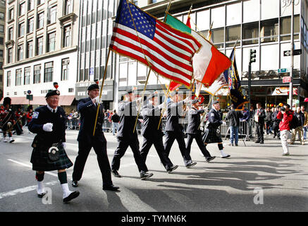 Les anciens combattants de la brigade des pompiers de mars 5e Avenue lors de la 92e parade annuelle Journée des anciens combattants le 11 novembre 2011 à New York. Plus de 20 000 participants sont attendus en tant qu'ils sont honorés pour leur service militaire des Etats-Unis dans le passé et le présent. UPI /Monika Graff. Banque D'Images