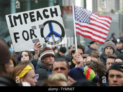 Occupy Wall Street les manifestants se rassemblent pour un concert de la Journée des anciens combattants dans la région de Foley Square le 11 novembre 2011 à New York. Le concert s'appelle 'l'honneur des morts, lutte comme l'enfer des vivants" et est le mouvement a permis pour la première fois depuis qu'ils ont commencé la démonstration il y a près de deux mois. UPI /Monika Graff. Banque D'Images