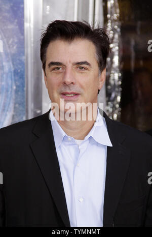 Chris Noth arrive sur le tapis pour le Hugo Première au Ziegfeld Theatre à New York le 21 novembre 2011. UPI/John Angelillo Banque D'Images