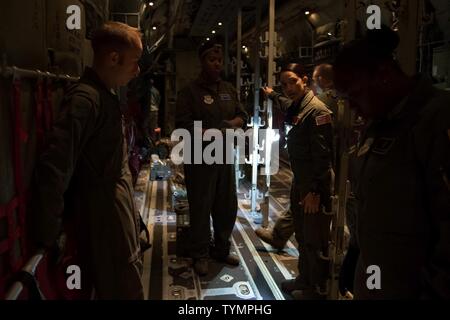 Airman Senior Francia Holt, un soutien à un largage de haute altitude (HAAMS) Technicien en physiologie dirige l'équipage avant d'un C-130J Hercules un largage du personnel à la base aérienne de Little Rock, Ark. Le 16 novembre, 2016. Holt et ses collègues techniciens HAAMS fournir soutien physiologique en vol pour les équipages, les forces d'opérations spéciales, les parachutistes de haute altitude, et d'autres organismes qui effectuent les opérations de largage non pressurisée à 20 000 pieds et au-dessus du niveau moyen de la mer. Banque D'Images