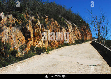 Il existe peu de routes sur les montagnes d'Afrique du Sud. Ce l'un sur l'Swartberg pass montre l'aventure de l'expérience de conduite. Banque D'Images