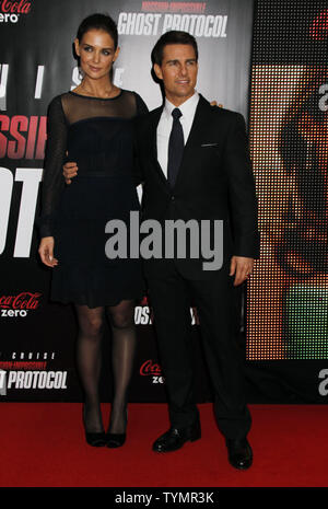 Tom Cruise et Katie Holmes arrivent pour la "Mission:Impossible Protocole fantôme' première au Ziegfeld Theatre à New York le 19 décembre 2011. UPI /Laura Cavanaugh Banque D'Images