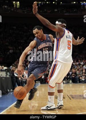 Charlotte Bobcats Gerald Henderson durs la balle par les Knicks de New York Bill Walker dans la première moitié au Madison Square Garden de New York le 4 janvier 2012. UPI/John Angelillo Banque D'Images