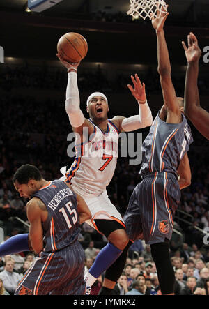 New York Knicks Carmelo Anthony tire entre Charlotte Bobcats Gerald Henderson et Derrick Brown dans la seconde moitié au Madison Square Garden de New York le 9 janvier 2012. Les Knicks défait les Bobcats 91-87. UPI/John Angelillo Banque D'Images