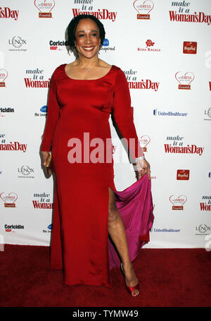 S. Epatha Merkerson arrive pour la Journée de la femme robe rouge Prix au Jazz at Lincoln Center de New York le 15 février 2012. UPI /Laura Cavanaugh Banque D'Images