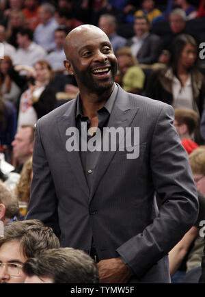 Temple de la renommée NFL player Jerry Rice regarde les New York Knicks jouer les New Orleans Hornets au Madison Square Garden de New York le 17 février 2012. Les Hornets défait les Knicks 89-85. UPI/John Angelillo Banque D'Images