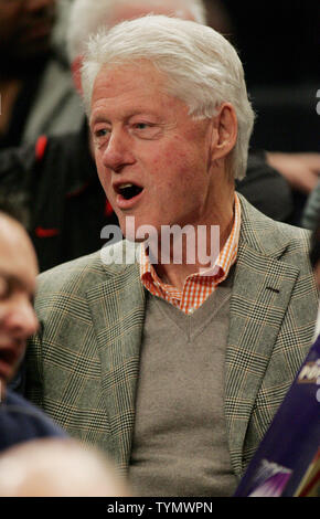 L'ancien président américain Bill Clinton assiste à la Cincinnati vs Syracuse match de demi-finale au championnat NCAA de basket-ball Big East au Madison Square Garden de New York le 9 mars 2012. UPI/Monika Graff Banque D'Images