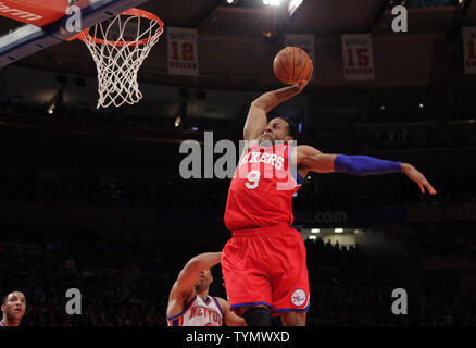 Philadelphia 76ers Andre Iguodala dunks le basket-ball au premier trimestre contre les New York Knicks au Madison Square Garden de New York le 11 mars 2012. UPI/John Angelillo Banque D'Images