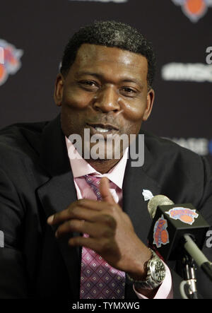 New York Knicks Larry Johnson parle lors d'une conférence de presse après qu'il est appelé le basket-ball et d'opérations commerciales représentant avant le match contre les Chicago Bulls au Madison Square Garden de New York le 8 avril 2012. UPI/John Angelillo Banque D'Images