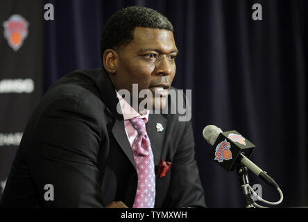 New York Knicks Larry Johnson parle lors d'une conférence de presse après qu'il est appelé le basket-ball et d'opérations commerciales représentant avant le match contre les Chicago Bulls au Madison Square Garden de New York le 8 avril 2012. UPI/John Angelillo Banque D'Images