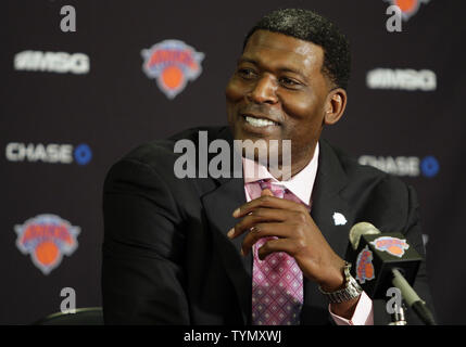 New York Knicks Larry Johnson parle lors d'une conférence de presse après qu'il est appelé le basket-ball et d'opérations commerciales représentant avant le match contre les Chicago Bulls au Madison Square Garden de New York le 8 avril 2012. UPI/John Angelillo Banque D'Images