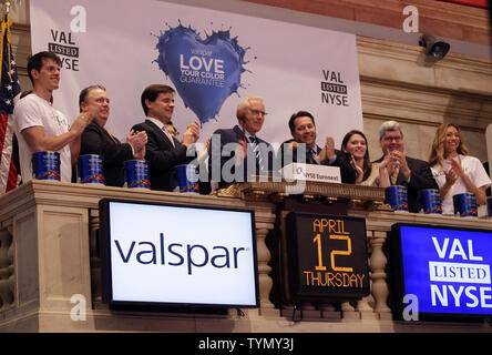 Des représentants de la peinture Valspar sonner la cloche de clôture à la Bourse de New York sur Wall Street à New York City le 12 avril 2012. UPI/John Angelillo Banque D'Images