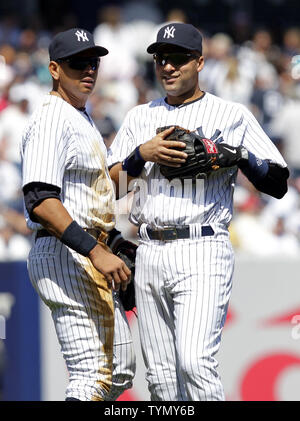 New York Yankees Alex Rodriguez et Derek Jeter en stand l'entrepiste dans la troisième manche contre les Angels de Los Angeles le jour d'ouverture au Yankee Stadium de New York le 13 avril 2012. UPI/John Angelillo Banque D'Images