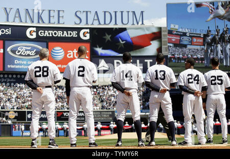 New York Yankees manager Joe Giradri, Derek Jeter, Curtis Granderson, Alex Rodriguez, Robinson Cano et Mart Texiera (R) position sur la première ligne de base pour l'hymne national avant le match contre les Los Angeles Angels le jour d'ouverture au Yankee Stadium de New York le 13 avril 2012. UPI/John Angelillo Banque D'Images