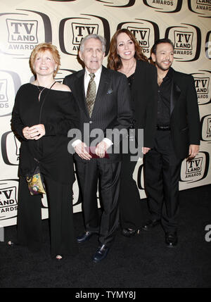 Le casting de "un jour à la fois' - Bonnie Franklin, Pat Harrington, Mackenzie Phillips et Glenn Scarpelli arrivent pour le 10e anniversaire de la TV Land Awards à l'armurerie de Lexington Avenue à New York le 14 avril 2012. UPI /Laura Cavanaugh Banque D'Images