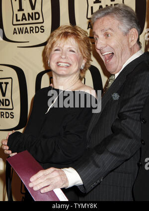 Le casting de "un jour à la fois' - Bonnie Franklin et Pat Harrington arrivent pour le 10e anniversaire de la TV Land Awards à l'armurerie de Lexington Avenue à New York le 14 avril 2012. UPI /Laura Cavanaugh Banque D'Images