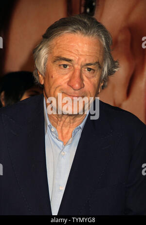 Robert DeNiro arrive pour la première de "l 'engagement quinquennal' à la Soirée d'ouverture du Festival du film de Tribeca au Ziegfeld Theatre de New York le 18 avril 2012. UPI /Laura Cavanaugh Banque D'Images