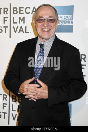 Alan Dershowitz arrive pour le Tribeca Film Festival Première mondiale de lutte 'couteau' au CCMB Tribeca PAC à New York le 25 avril 2012. UPI /Laura Cavanaugh Banque D'Images