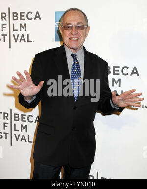 Alan Dershowitz arrive pour le Tribeca Film Festival Première mondiale de lutte 'couteau' au CCMB Tribeca PAC à New York le 25 avril 2012. UPI /Laura Cavanaugh Banque D'Images