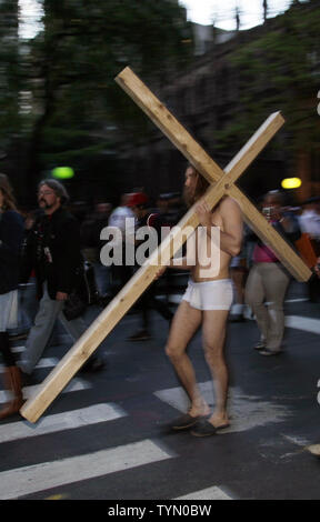 Occupy Wall Street un manifestant habillé comme Jésus et portant une croix marche le long de Broadway pour le premier mai à New York le 1 mai 2012. Plusieurs manifestations sont prévues tout au long de la journée à la veille de l'année anniversaire de la mort d'Oussama Ben Laden. UPI/John Angelillo Banque D'Images