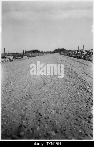 Sentiers du chariot. Springfield-Big Butte Road tel qu'il apparaît après la fin. ; Portée et contenu : la DG 4 Camp est situé à 1,6 km au sud-ouest de Springfield, Missouri dans la section 14 SE 1/4, canton 4, rang 32 Sud Est. Il est occupé par la société CCC 990 de parc d'état de Big Sur, Monterey, 12 District, en Californie. La zone de travail de ce camp se trouve dans le quartier de pâturage no 3. Il est situé à environ 1,6 km de la tête de rail. La construction du camp a été commencé par le détail le 1 mai. Il a été occupé par le corps le 15 mai. Le travail de terrain a été commencé le 30 mai. Banque D'Images