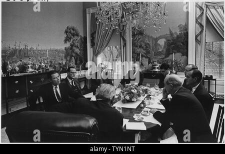 Déjeuner de mardi ; Portée et contenu : Location : Maison Blanche à manger. L'Illustre : (sens horaire) Le secrétaire à la Défense Robert McNamara, Général Earle Wheeler, Clark Clifford, Walt Rostow, Sous-Secrétaire de presse Tom Johnson, Secrétaire de presse George Christian, le directeur de la CIA Richard Helms, Secrétaire d'État Dean Rusk, le Président Lyndon B. Johnson. Banque D'Images