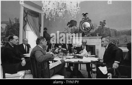 Déjeuner de mardi ; Portée et contenu : Location : Maison Blanche à manger. L'Illustre : Secrétaire de presse George Christian, Walt Rostow, Secrétaire de la Défense Robert McNamara, Secrétaire de presse adjoint Tom Johnson, Directeur de la CIA Richard Helms, Secrétaire d'État Dean Rusk, le Président Lyndon B. Johnson. Banque D'Images