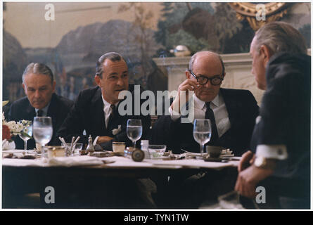 Déjeuner de mardi ; Portée et contenu : Location : Maison Blanche à manger. L'illustre général Maxwell Taylor : Directeur de la CIA, Richard Helms, Secrétaire d'État Dean Rusk, le Président Lyndon B. Johnson. Banque D'Images