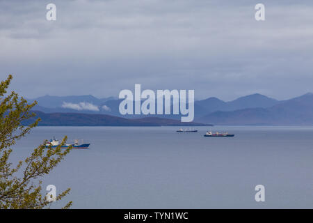 Vue de la Baie d'Avacha. Comité permanent des navires dans la rade, montagne en arrière-plan. Petropavlovsk-Kamchatsky, péninsule du Kamchatka, en Russie. Banque D'Images