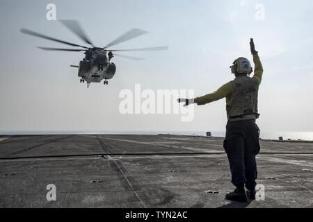 Golfe (nov. 17, 2016) Maître de 3e classe des signaux à un Joshua Broadbent MH-53E Sea Dragon affecté à l'hélicoptère Hélicoptère de lutte contre les Blackhawks Squadron (HM) 15 sur le pont du porte-avions USS Dwight D. Eisenhower (CVN 69). Broadbent sert à bord du navire comme un maître de manœuvre (manutention). Eisenhower et son groupe aéronaval sont déployés à l'appui de l'opération inhérents à résoudre, les opérations de sécurité maritime et les efforts de coopération en matière de sécurité dans le théâtre dans la 5e flotte américaine zone d'opérations. Banque D'Images