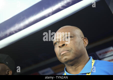 Le Caire, Égypte. 26 Juin, 2019. Zimbabwe manager dimanche Chidzambwa est visible pendant la coupe d'Afrique des Nations 2019 un match de football Groupe entre l'Ouganda et le Zimbabwe au Stade International du Caire. Credit : Gehad Hamdy/dpa/Alamy Live News Banque D'Images