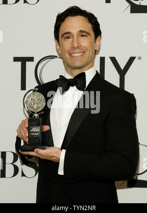 Christopher Gattelli pose pour les photographes après avoir remporté le 2012 Tony Award pour la meilleure chorégraphie lors de la 66e Assemblée Annuelle des Tony Awards tenue au Beacon Theatre le 10 juin 2012 à New York. UPI/Monika Graff Banque D'Images