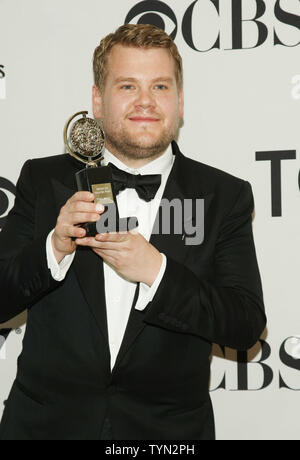 James Corden, vainqueur du "Meilleure performance par un acteur dans un rôle principal dans une pièce de théâtre" pour son rôle dans un homme, deux Guvnors, pose pour le photographe lors de la 66e Assemblée Annuelle des Tony Awards tenue au Beacon Theatre le 10 juin 2012 à New York. UPI/Monika Graff Banque D'Images