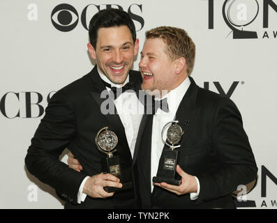 Steve Kazee (L) de 'Une fois', gagnant de "Meilleure performance par un acteur dans un rôle principal dans une comédie musicale", et James Corden, vainqueur du "Meilleure performance par un acteur dans un rôle principal dans une pièce de théâtre" pour son rôle dans un homme, deux Guvnors, posent pour le photographe lors de la 66e Assemblée Annuelle des Tony Awards tenue au Beacon Theatre le 10 juin 2012 à New York. UPI/Monika Graff Banque D'Images