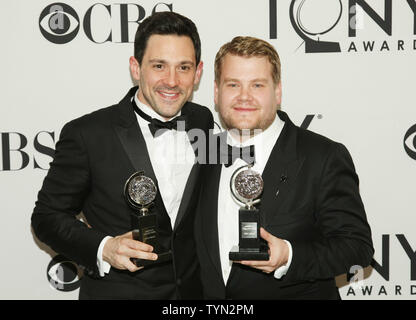 Steve Kazee (L) de 'Une fois', gagnant de "Meilleure performance par un acteur dans un rôle principal dans une comédie musicale", et James Corden, vainqueur du "Meilleure performance par un acteur dans un rôle principal dans une pièce de théâtre" pour son rôle dans un homme, deux Guvnors, posent pour le photographe lors de la 66e Assemblée Annuelle des Tony Awards tenue au Beacon Theatre le 10 juin 2012 à New York. UPI/Monika Graff Banque D'Images