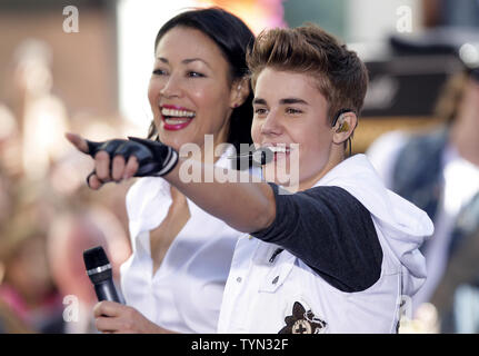 Ann Curry se tient sur scène avec Justin Bieber entre chansons lorsqu'il exécute sur le NBC Today Show du Rockefeller Center à New York le 15 juin 2012. UPI/John Angelillo Banque D'Images