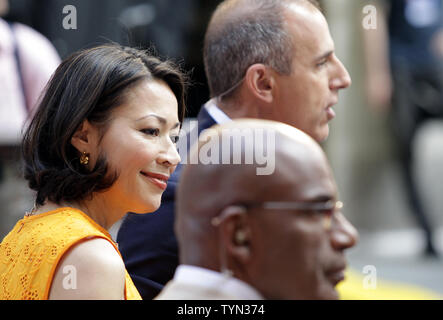 Ann Curry est avec Matt Lauer et Al Roker avant Kenny Chesney effectue sur le NBC Today Show du Rockefeller Center à New York le 22 juin 2012. UPI/John Angelillo Banque D'Images