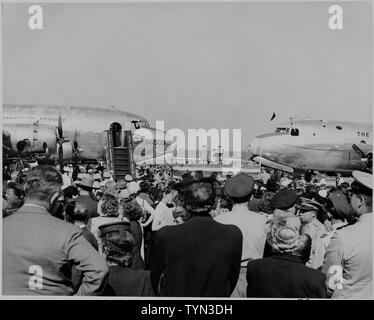 Deux avions et une foule assemblée pour le baptême par Bess Truman des avions. Banque D'Images