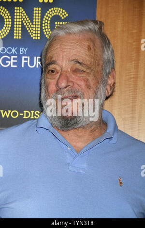 Stephen Sondheim et le cast de 'Merrily nous rouler le long' assister à la signature de CD à Barnes & Noble à New York le 10 juillet 2012. UPI /Laura Cavanaugh Banque D'Images