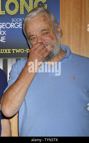 Stephen Sondheim et le cast de 'Merrily nous rouler le long' assister à la signature de CD à Barnes & Noble à New York le 10 juillet 2012. UPI /Laura Cavanaugh Banque D'Images
