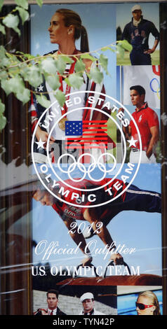 Les piétons marchent par affiche des USA Olympics les vêtements à la boutique Ralph Lauren sur Lexington Avenue à New York le 13 juillet 2012. Plusieurs législateurs, surtout Démocrates, déchargé cette semaine sur le comité olympique américain après les informations selon lesquelles les athlètes américains dans ce ans London Jeux seront tenues d'usure conçu par American Ralph Lauren mais fabriqués principalement en Chine. UPI/John Angelillo Banque D'Images