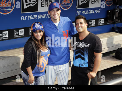 Jersey Shore star Nicole Snooki Polizzi pose avec petit ami Jionni LaValle et New York Mets David Wright dans les creusé dehors avant les mets jouer les Nationals de Washington au Citi Field de New York le 23 juillet 2012. UPI/John Angelillo Banque D'Images