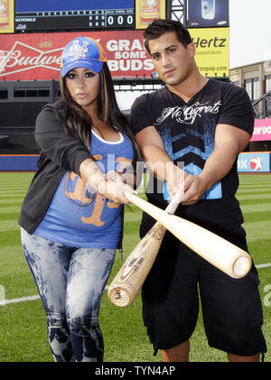 Jersey Shore Nicole Snooki Polizzi star se dresse sur le terrain avec petit ami Jionni LaValle avant la Nouvelle York Mets jouer les Nationals de Washington au Citi Field de New York le 23 juillet 2012. UPI/John Angelillo Banque D'Images