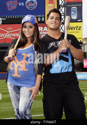 Jersey Shore Nicole Snooki Polizzi star se dresse sur le terrain avec petit ami Jionni LaValle avant la Nouvelle York Mets jouer les Nationals de Washington au Citi Field de New York le 23 juillet 2012. UPI/John Angelillo Banque D'Images