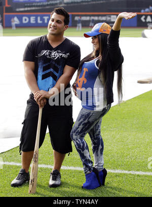 Jersey Shore Nicole Snooki Polizzi star se dresse sur le terrain avec petit ami Jionni LaValle avant la Nouvelle York Mets jouer les Nationals de Washington au Citi Field de New York le 23 juillet 2012. UPI/John Angelillo Banque D'Images