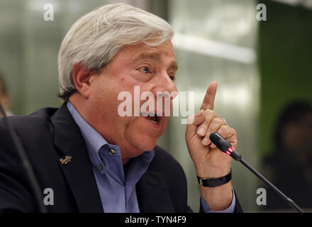 Le Président de l'Arrondissement de Brooklyn Marty Markowitz parle à une audience sur le maire Michael R. Bloomberg's proposition visant à interdire la vente de certaines tailles de boissons gazeuses sucrées au ministère de la santé et de l'hygiène mentale de la ville de New York le 24 juillet 2012. Le maire Michael R. Bloomberg a proposé la première-dans-le-nation interdiction serait imposer un 16 onces de limite sur la taille des boissons sucrées vendues dans les restaurants, cinémas, salles de sport et de rue des charrettes. Elle s'applique aux boissons en bouteille ainsi que les sodas fontaine. UPI/John Angelillo Banque D'Images