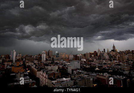 Sombres nuages survolez l'Empire State Building et Manhattan comme un potentiel derecho se déplace dans la région de New York dans l'East Village de New York City le 26 juillet 2012. Les prévisions pour jeudi soir, a appelé à ce que pourrait être la plus grave de New York explosion des phénomènes météorologiques violents comme les tornades double frappé Staten Island, Brooklyn, Queens et en septembre 2010. UPI/John Angelillo Banque D'Images