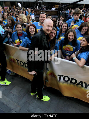 Isaac Slade rencontre des fans lorsqu'il exécute avec la mêlée sur le NBC Today Show du Rockefeller Center à New York le 13 août 2012. UPI/John Angelillo Banque D'Images