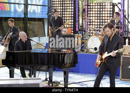 Isaac Slade et la Mêlée effectuer sur le NBC Today Show du Rockefeller Center à New York le 13 août 2012. UPI/John Angelillo Banque D'Images